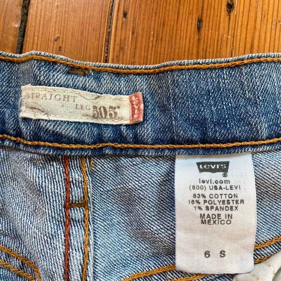 Levi Jean shorts (SIZE 6 S) - Picture 3 of 6